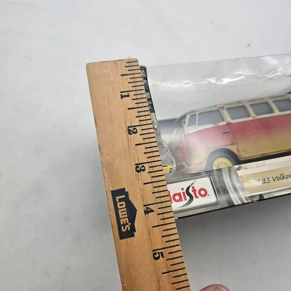 Maisto Old Friends Volkswagen Van Samba 1:25 Diecast Red Bus Toy Collectible